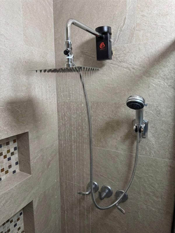 Calentador Goliat GSL-S instalado en una ducha