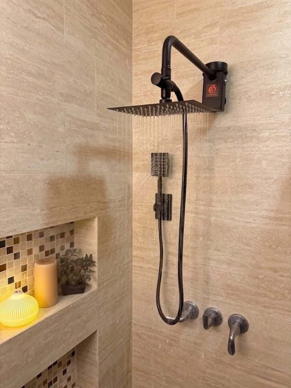Calentador Goliat GSL-S Black Out instalado en una ducha