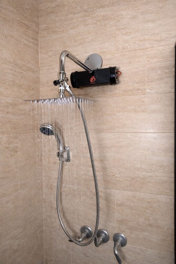 Calentador  GOLIAT Jaguar LS instalado en una ducha