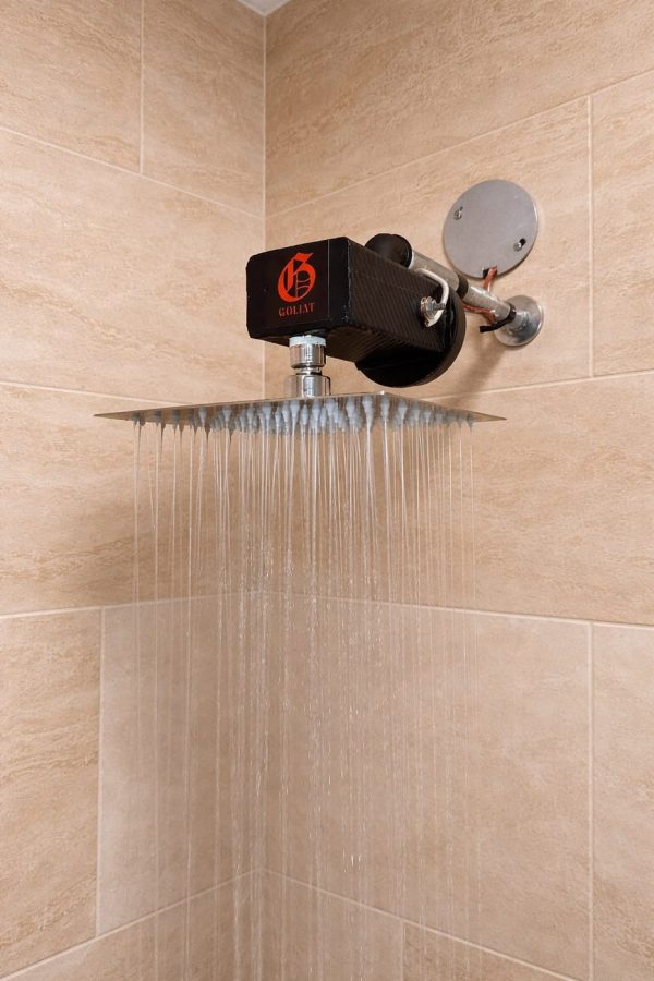 Calentador Goliat GTR instalado en ducha con regadera cuadrada tipo lluvia