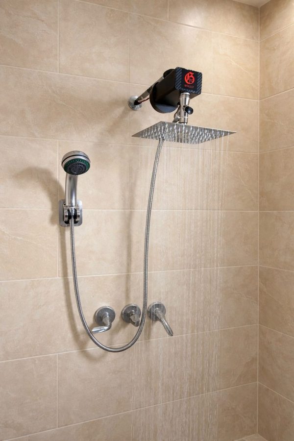 Calentador Goliat GTRS instalado con regadera cuadrada y ducha de mano