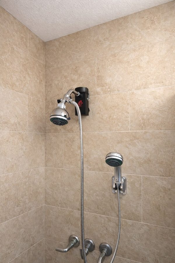 Calentador Goliat GS con Manguera instalado en una ducha