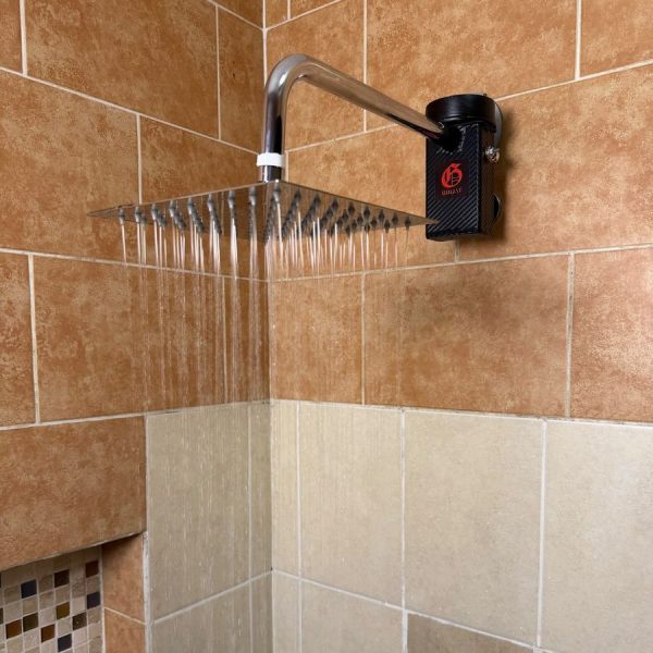 Calentador Goliat GSL instalado, regadera cuadrada de 8x8 pulgadas con tubo de acero inoxidable
